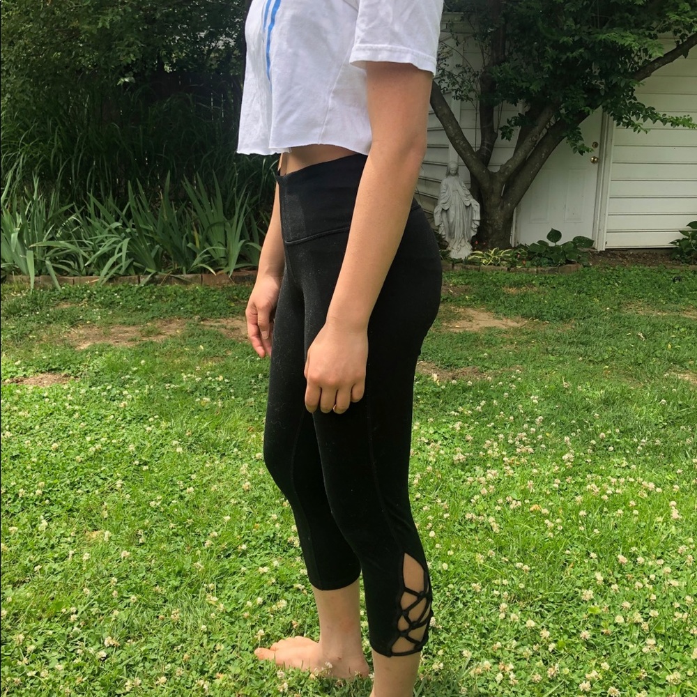 Active wear leggings with cut out